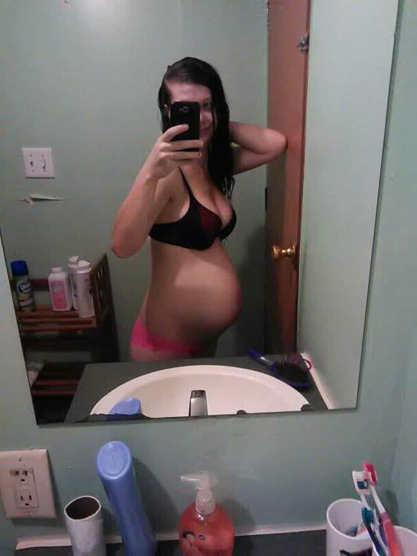 15P La linda y embarazada amateur Amanda Marks se desnuda y posa en el espejo