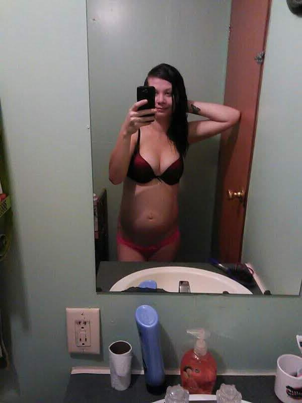 15P La linda y embarazada amateur Amanda Marks se desnuda y posa en el espejo