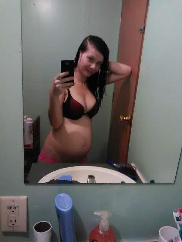 15P La linda y embarazada amateur Amanda Marks se desnuda y posa en el espejo