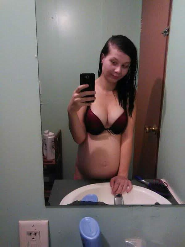 15P La linda y embarazada amateur Amanda Marks se desnuda y posa en el espejo