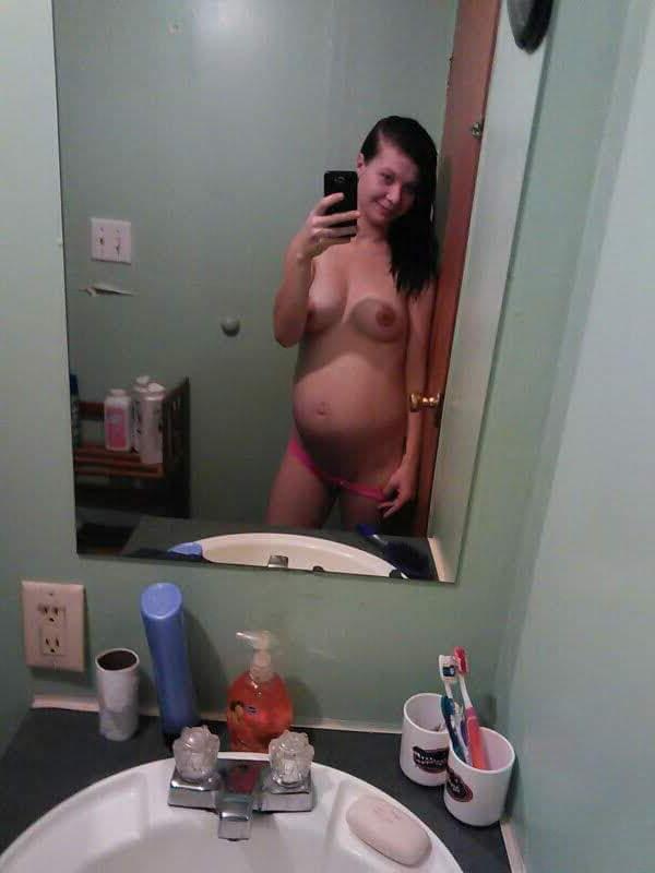 15P La linda y embarazada amateur Amanda Marks se desnuda y posa en el espejo