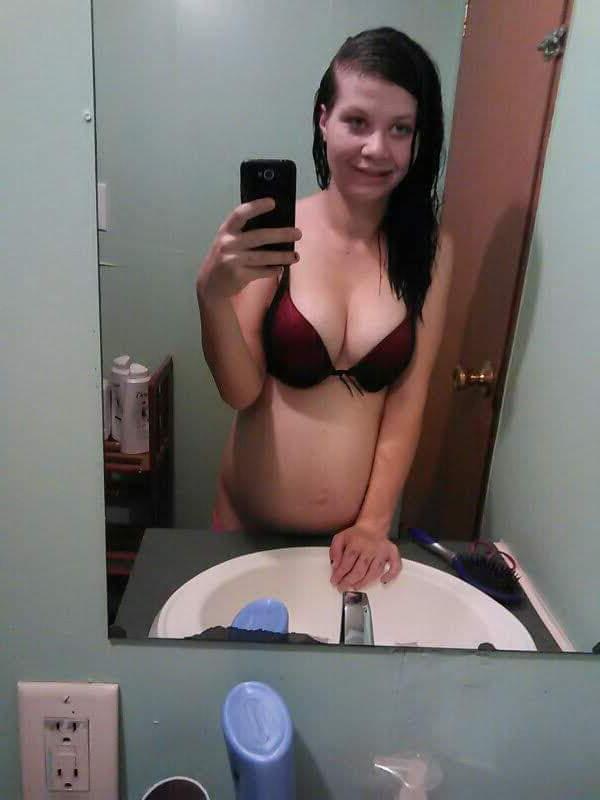 15P La linda y embarazada amateur Amanda Marks se desnuda y posa en el espejo