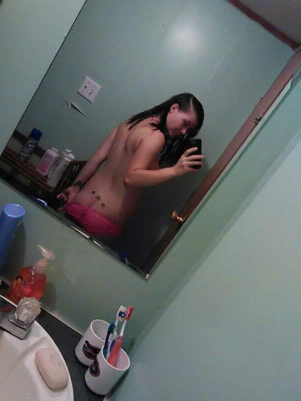 15P La linda y embarazada amateur Amanda Marks se desnuda y posa en el espejo