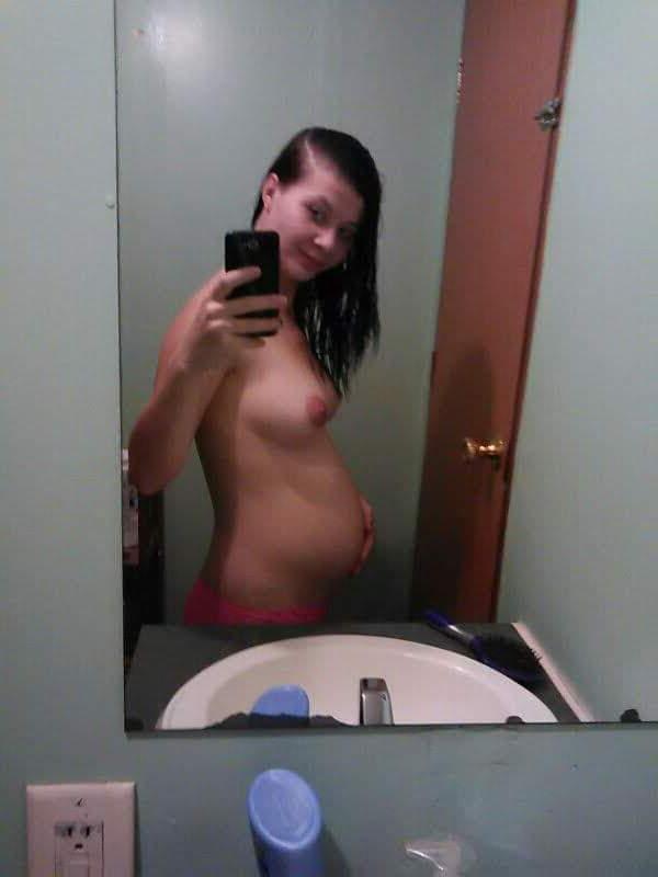 15P La linda y embarazada amateur Amanda Marks se desnuda y posa en el espejo