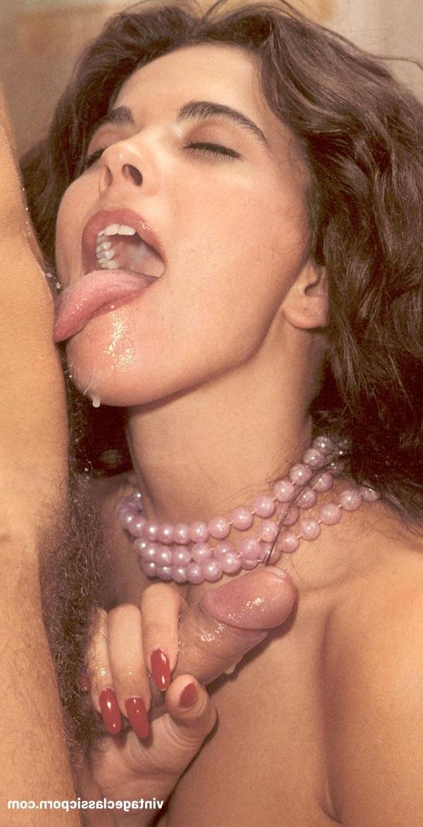20P Umwerfendes Babe fickt den Armeegeneral und isst sein Sperma in einer heißen Vintage-Szene
