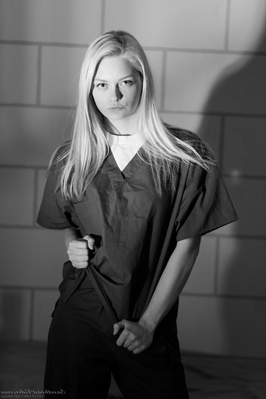 15P La jeune blonde Alli Rae enlève ses vêtements de prison pour poser nue dans sa cellule.