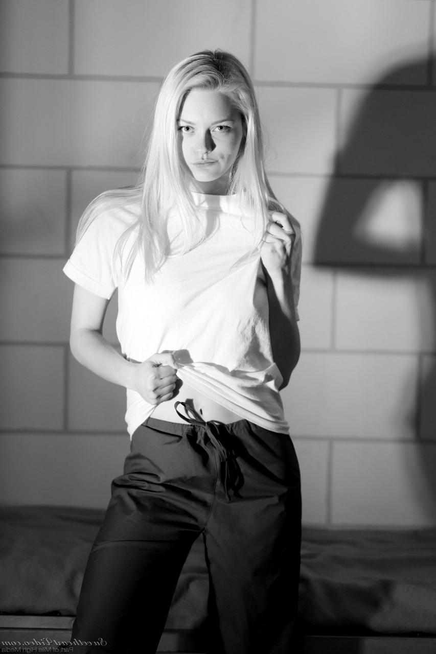 15P La jeune blonde Alli Rae enlève ses vêtements de prison pour poser nue dans sa cellule.