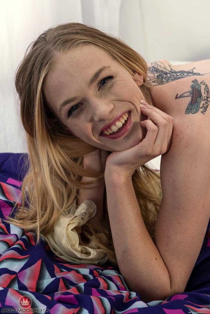 20P A vagabunda magra e madura Violet Storm espalha sua buceta peluda na cama