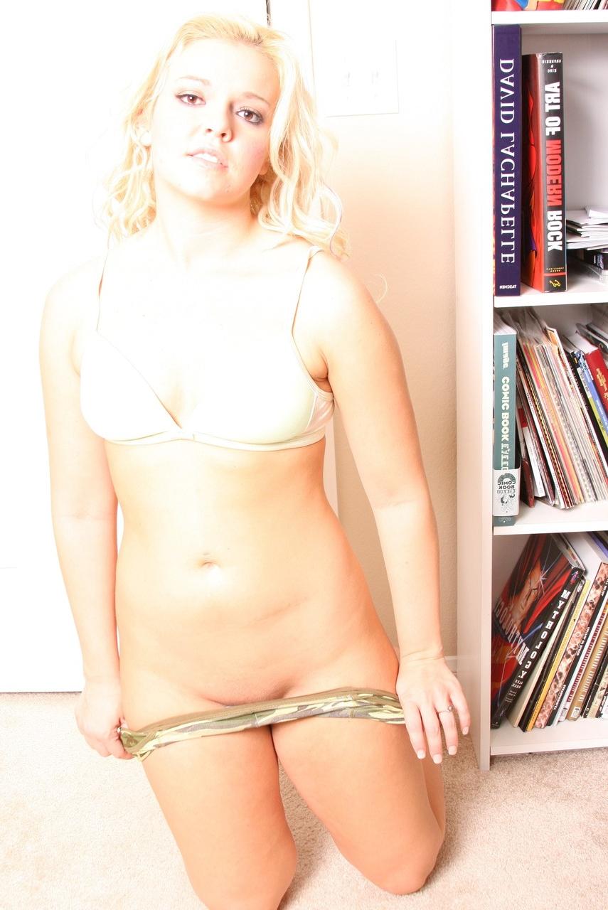 20P A gata amadora picante Emma Heart perde o short de saque e mostra sua bunda redonda