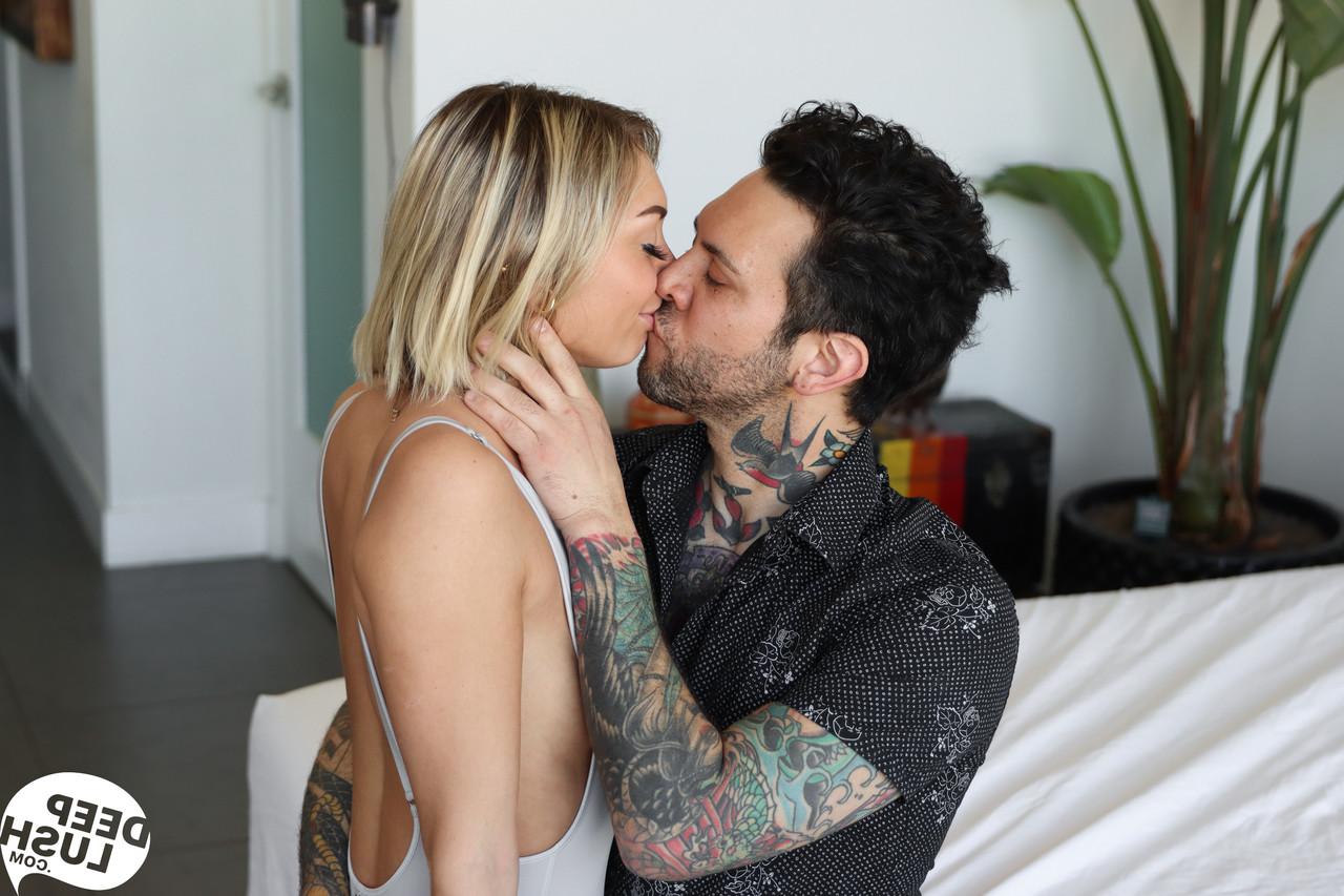 20P La pequeña estadounidense Chloe Temple pierde el traje de baño y se folla la polla de un hombre tatuado