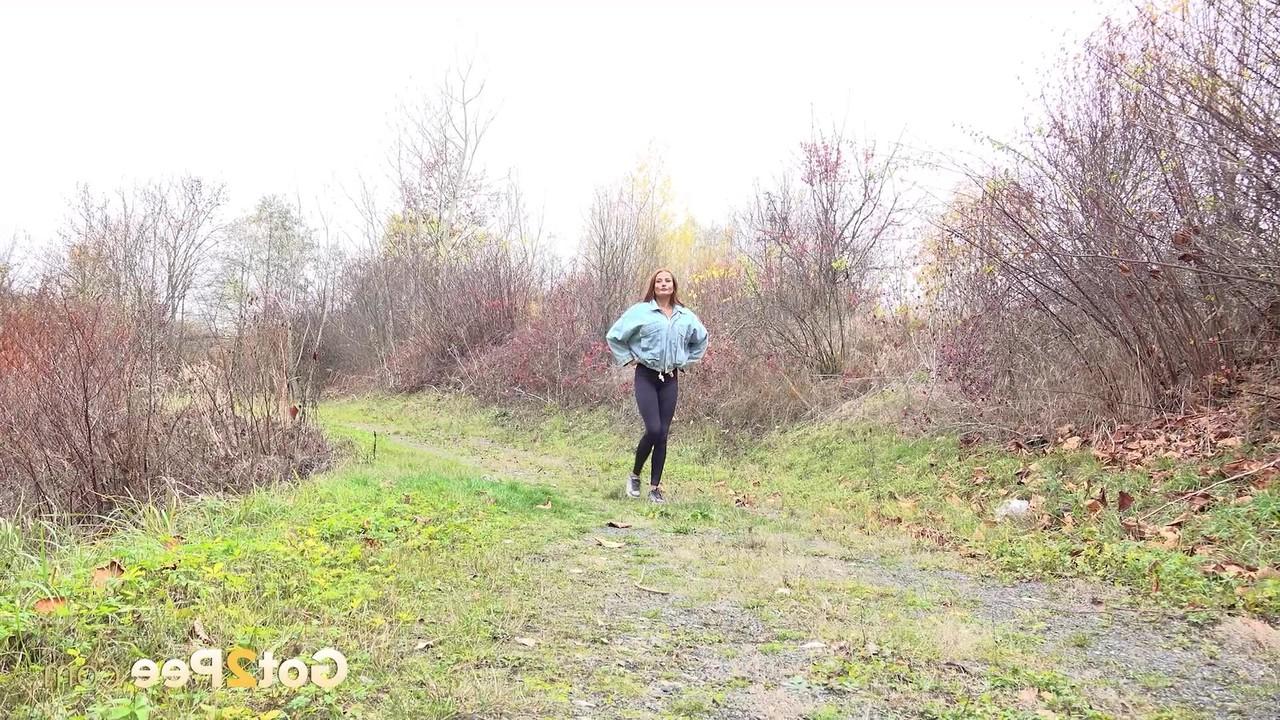 15P A soul girl Maddi Black mija muito em um caminho raramente usado