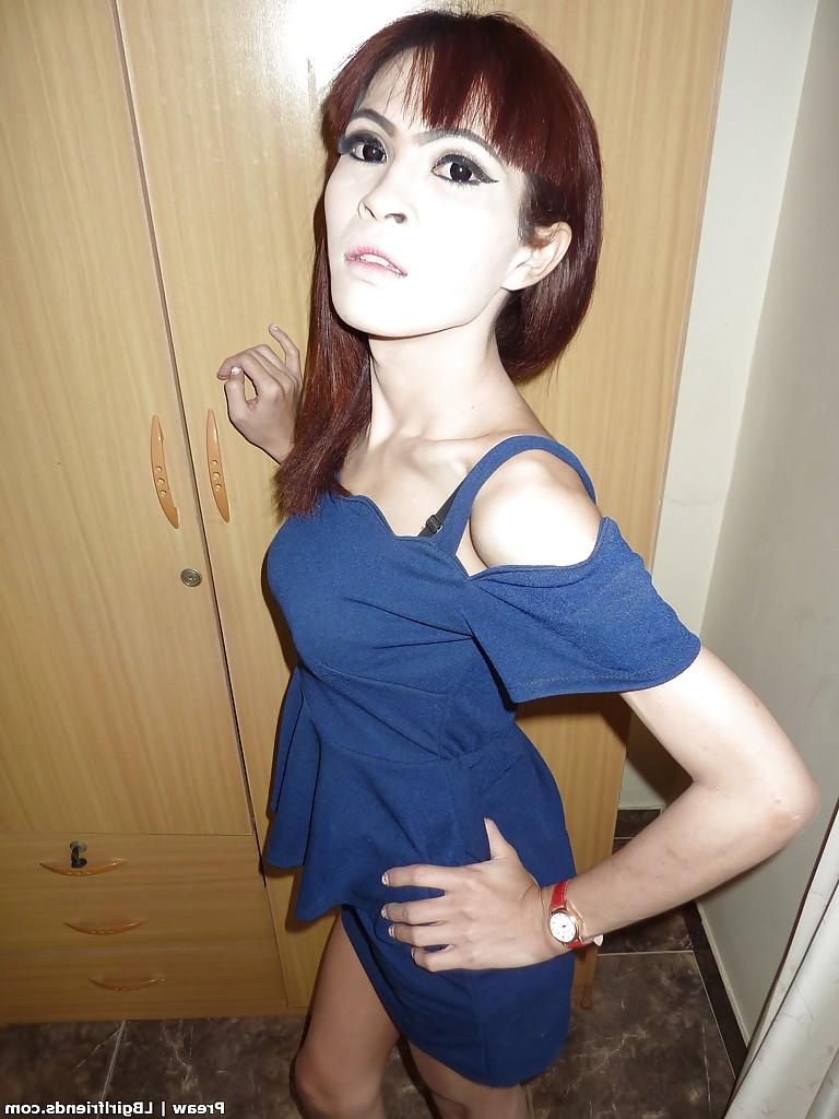 16P A morena magra tailandesa ladyboy Preaw se despindo e nos mostrando seu grande pau