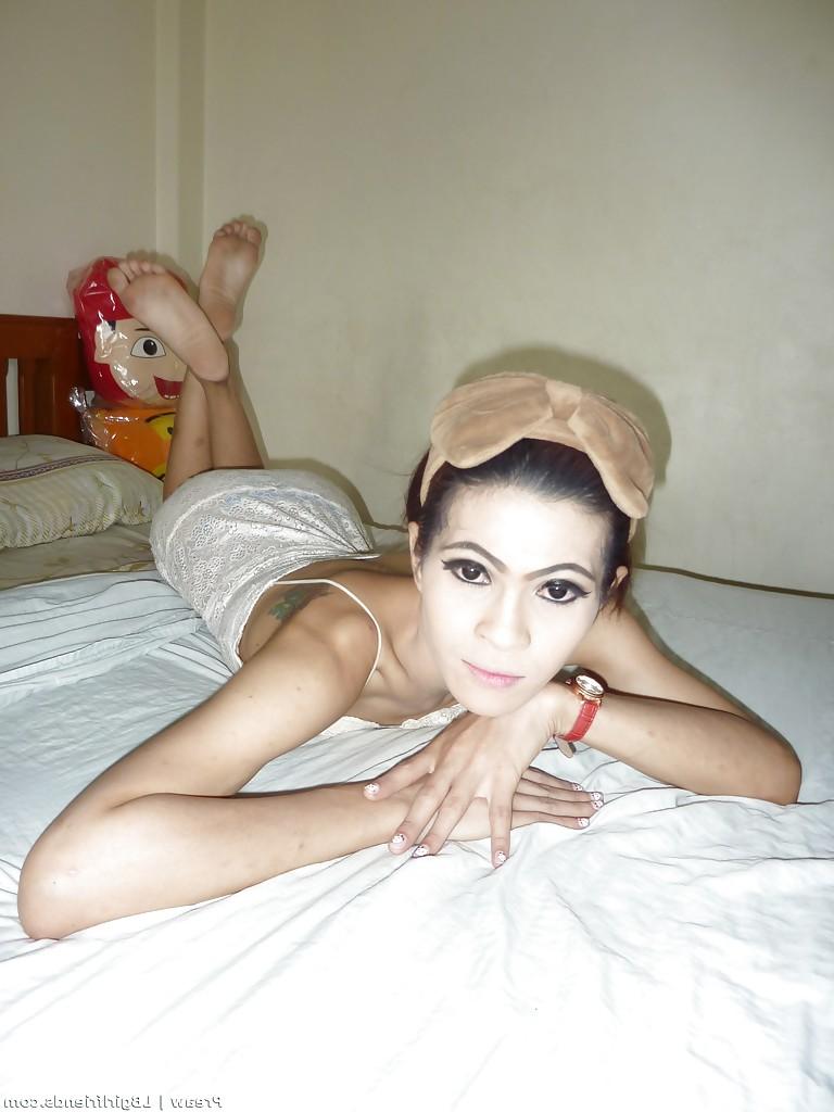 16P A morena magra tailandesa ladyboy Preaw se despindo e nos mostrando seu grande pau