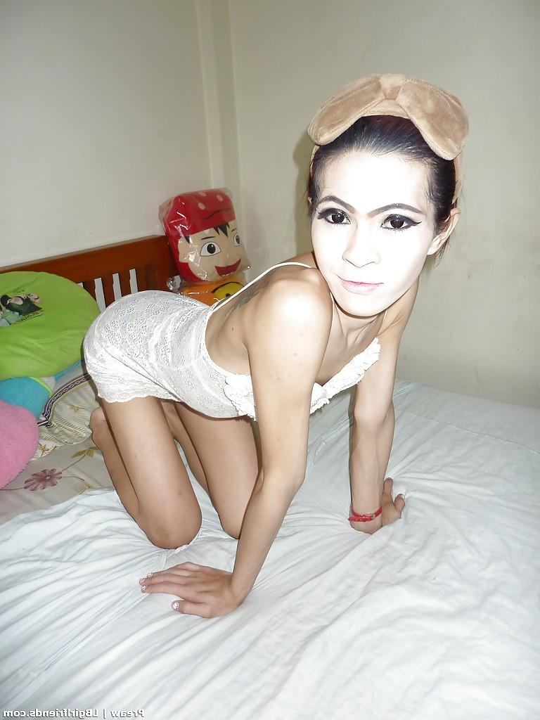 16P A morena magra tailandesa ladyboy Preaw se despindo e nos mostrando seu grande pau