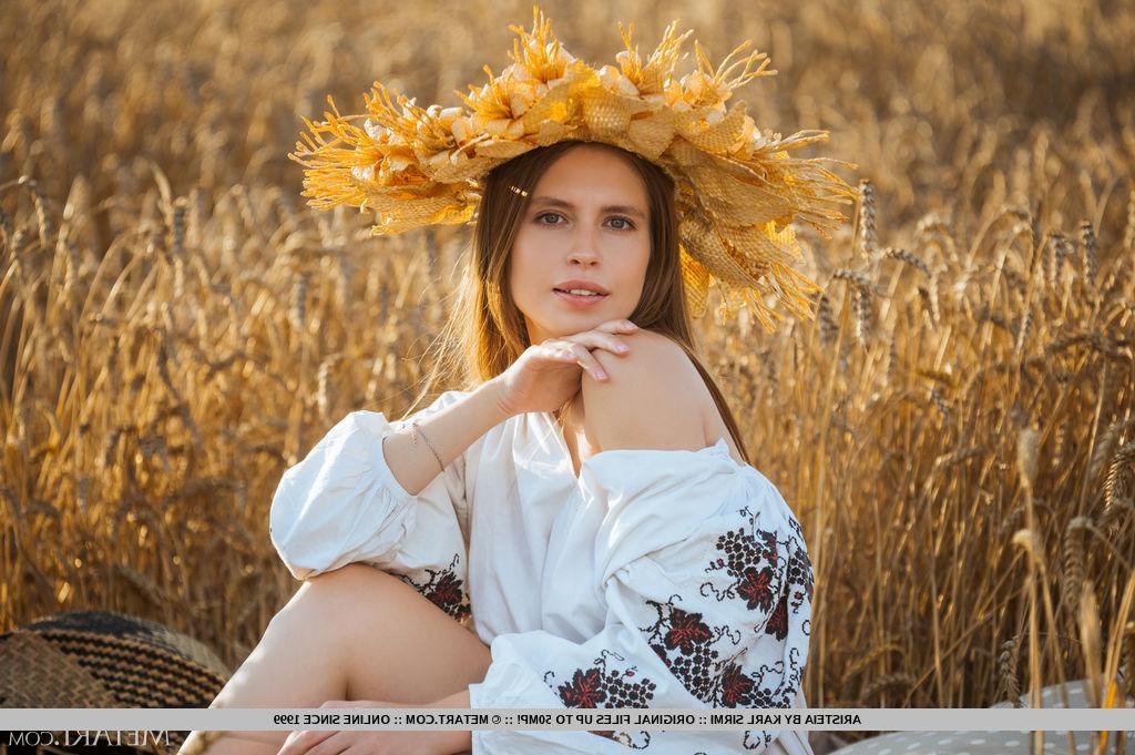 18P La bella Aristeia se desnuda totalmente en un campo de cultivo