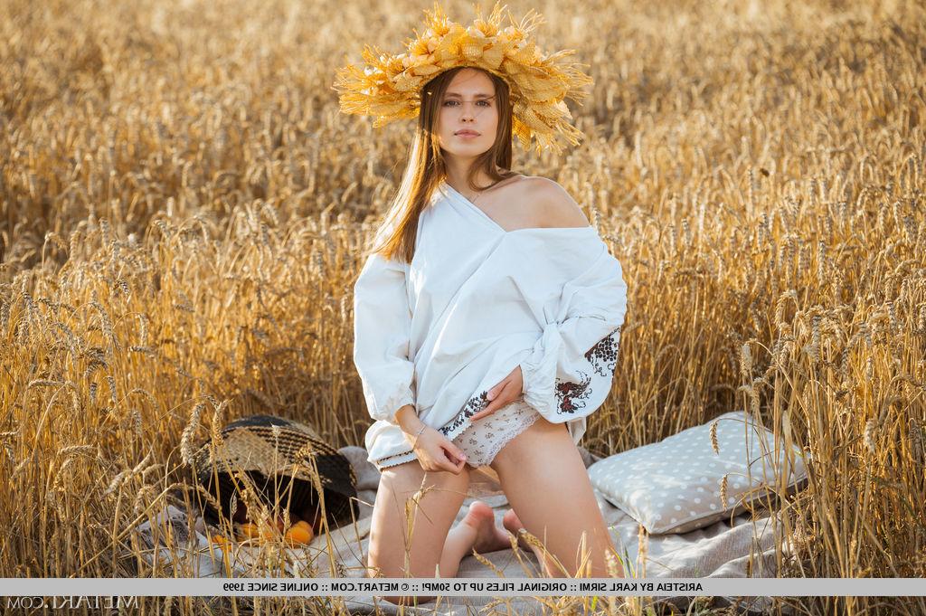 18P La bella Aristeia se desnuda totalmente en un campo de cultivo