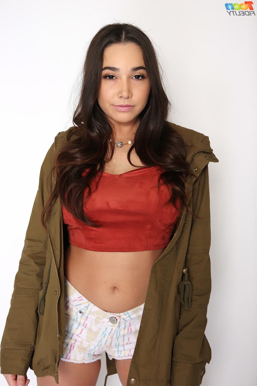 17P A atrevida adolescente morena Karlee Grey desfilando seus seios naturais e sua bela bunda