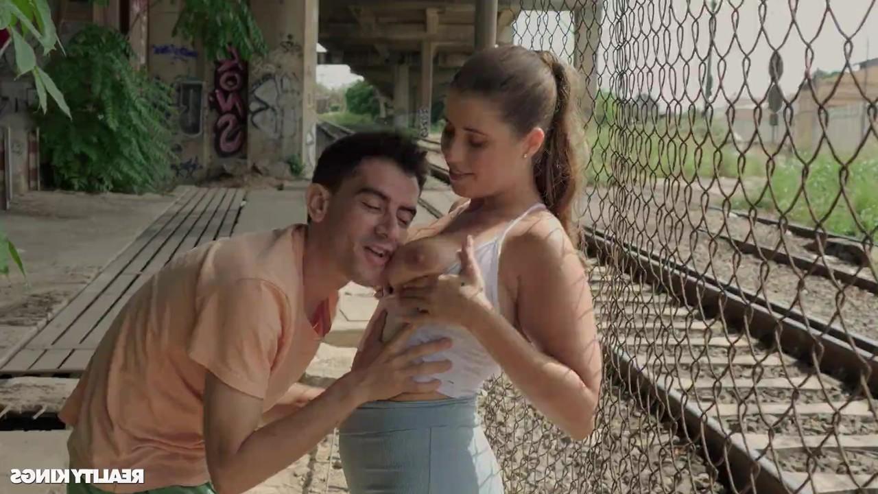 20P Amadora gostosa com grandes seios naturais Lady Lyne fode seus dois buracos