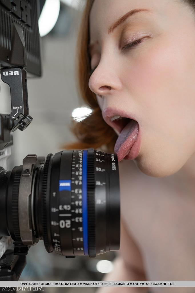 18P Lottie Magne, jeune rousse et pâle, se met totalement nue pendant une action en solo.