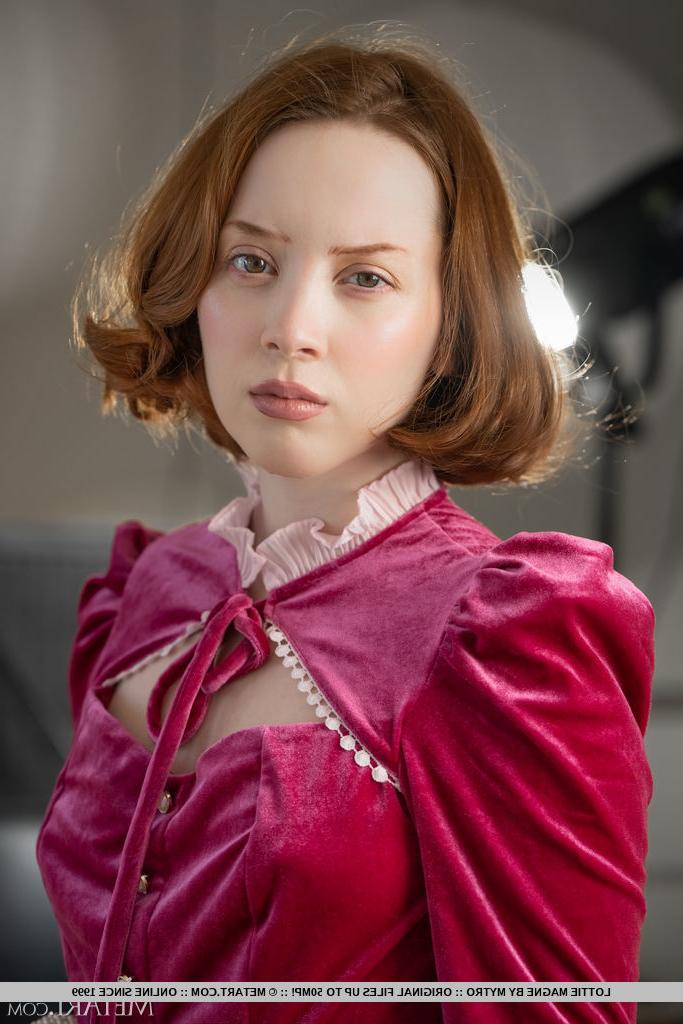 18P Lottie Magne, jeune rousse et pâle, se met totalement nue pendant une action en solo.