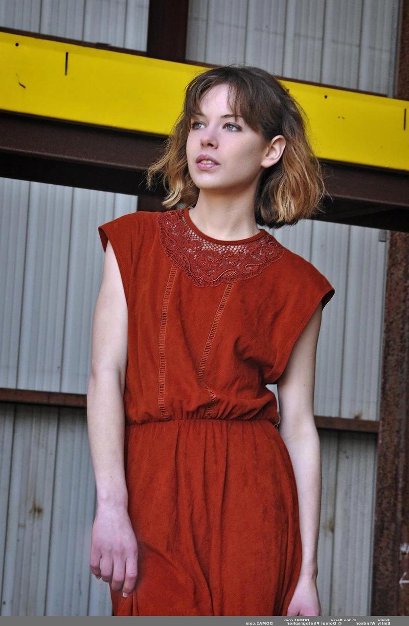 20P Skinny American babe Emily Windsor strips her red dress and poses naked