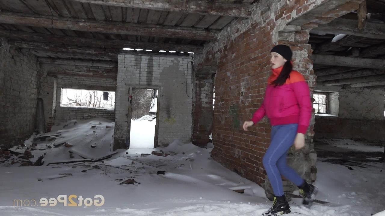 15P 隣の家の女の子、アレクサが雪の中で小便をして捕まる