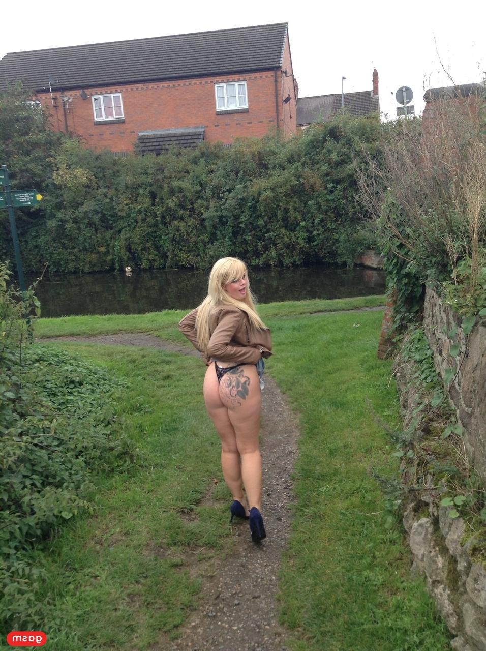 15P A loira europeia excêntrica Bonnie D exibe sua bunda gostosa e sua vulva e faz xixi ao ar livre