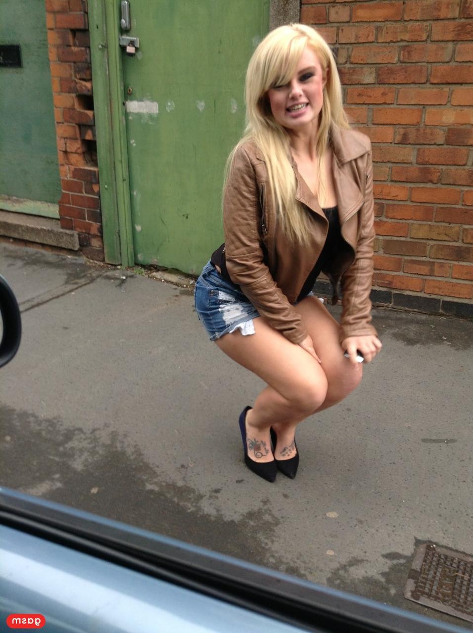 15P A loira europeia excêntrica Bonnie D exibe sua bunda gostosa e sua vulva e faz xixi ao ar livre