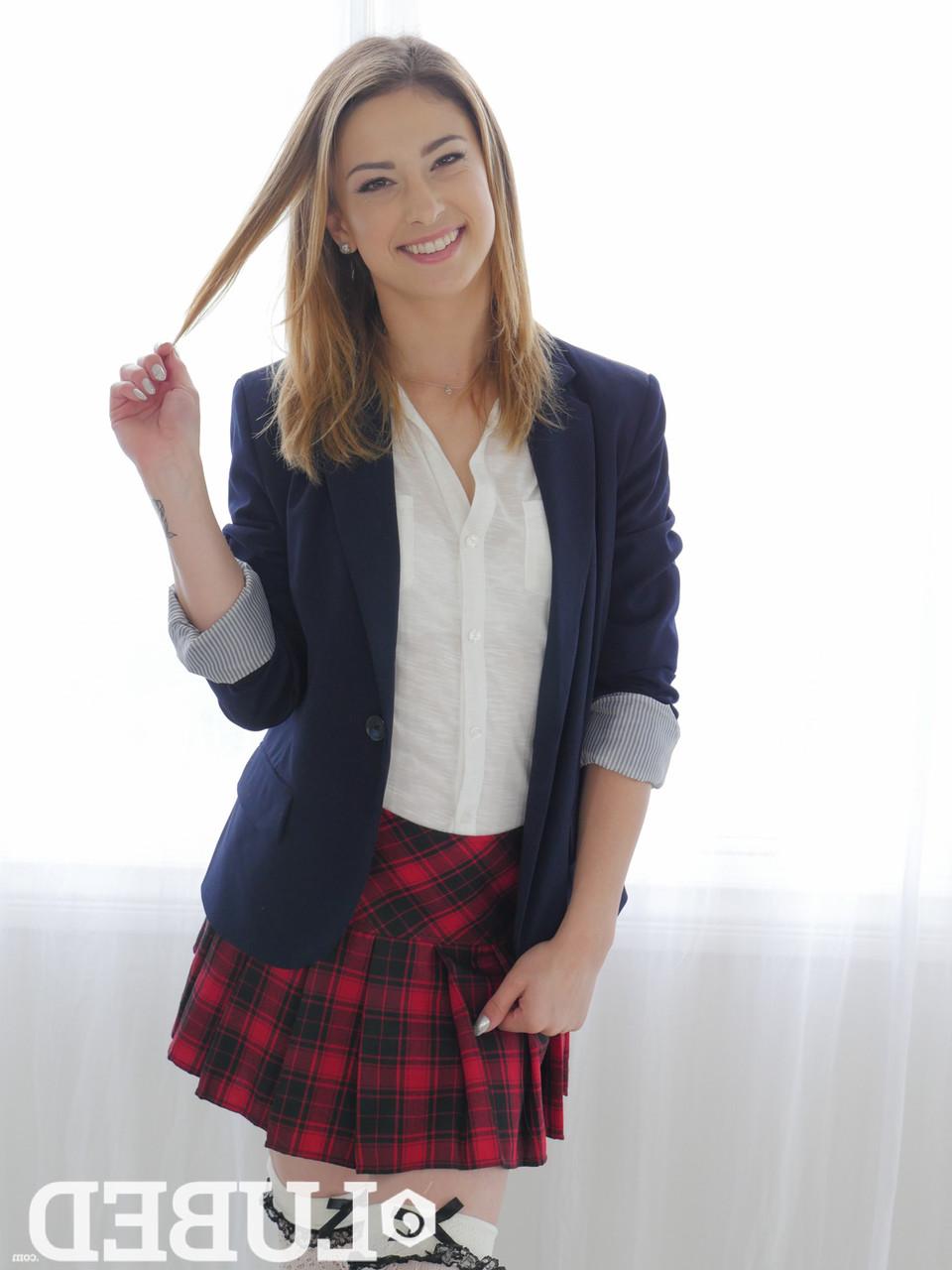 17P La sonriente colegiala estadounidense Kristen Scott se desnuda y se lubrica el cuerpo