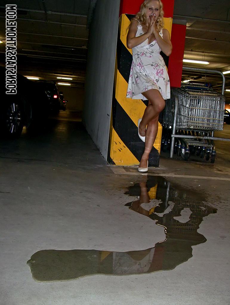 16P Une star du porno blonde lubrique faisant une jupe haute et pissant dans un lieu public