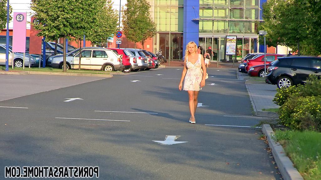 16P Une star du porno blonde lubrique faisant une jupe haute et pissant dans un lieu public