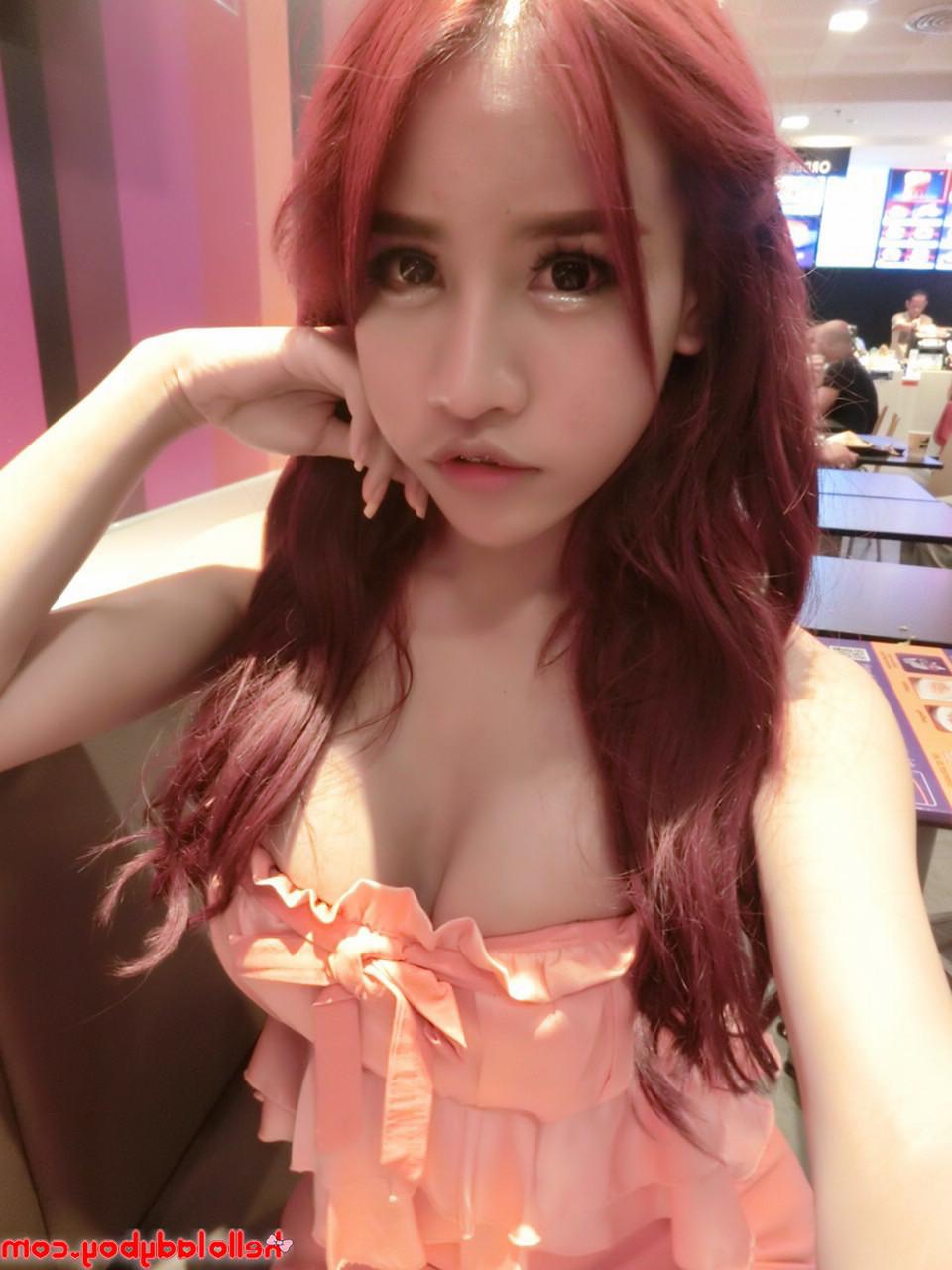 20P La adorable transexual asiática Tontan muestra sus tetas y su escote en una recopilación