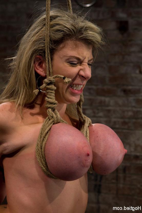 10P Mujer rubia tiene sus grandes tetas y pezones torturados en un calabozo