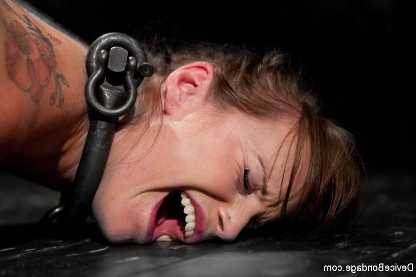 11P Une fille blanche se fait caresser les seins confinés par une lesbienne tout en se masturbant