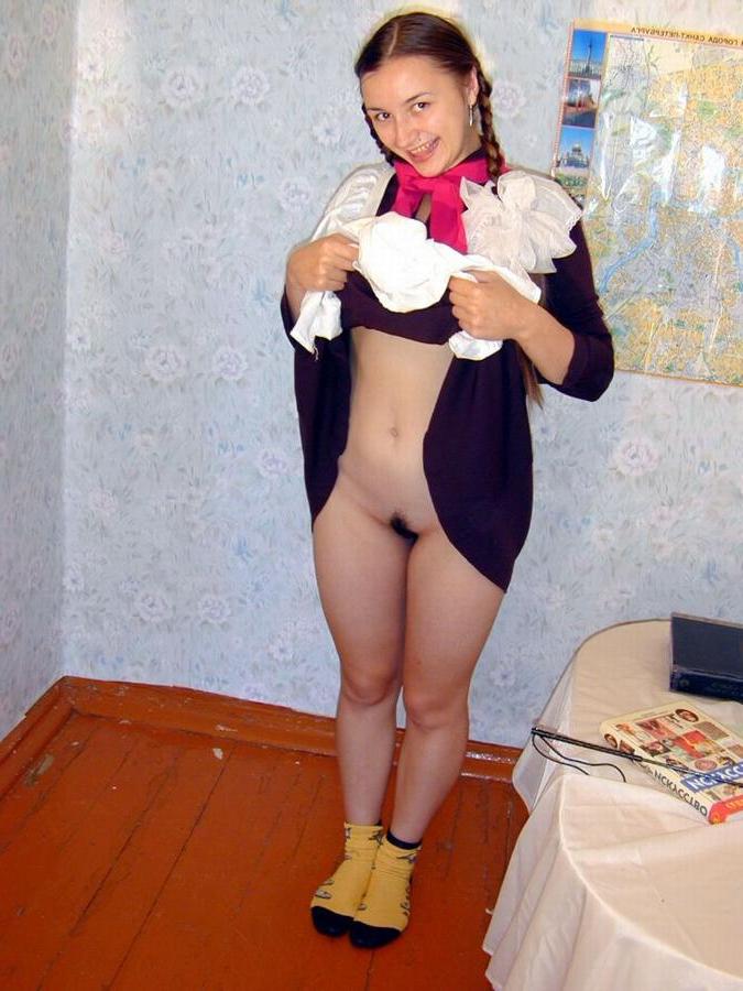 20P Adolescente amadora e sua professora expõem e brincam com seus peitos grandes e idiotas peludos