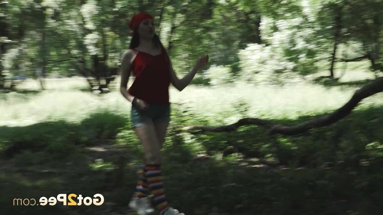 15P La jeune blonde Larisa fait pipi derrière un arbre en chaussettes multicolores