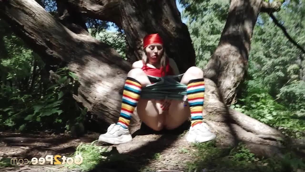 15P La jeune blonde Larisa fait pipi derrière un arbre en chaussettes multicolores