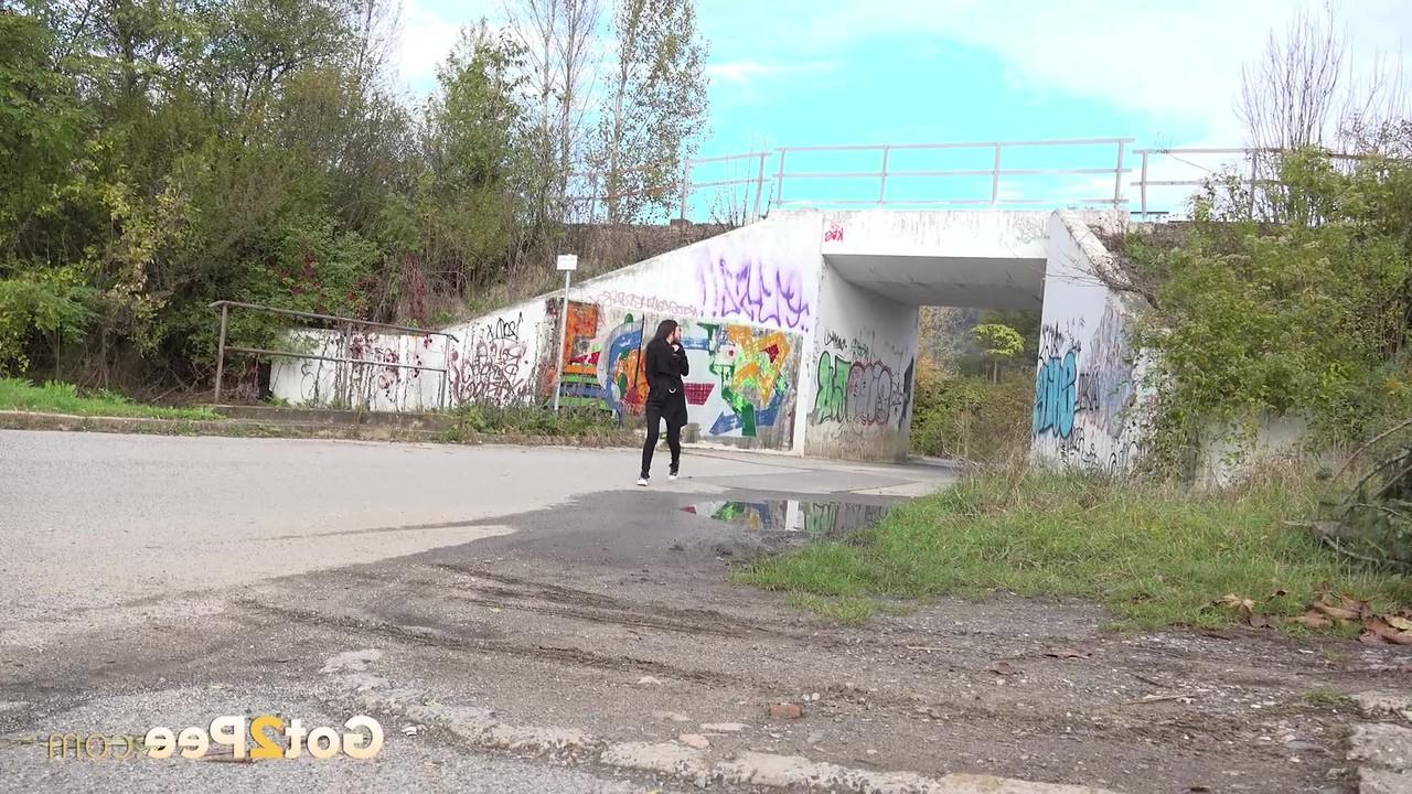 15P La fille blanche Katy Rose enlève ses leggings noirs pour faire pipi derrière des buissons.