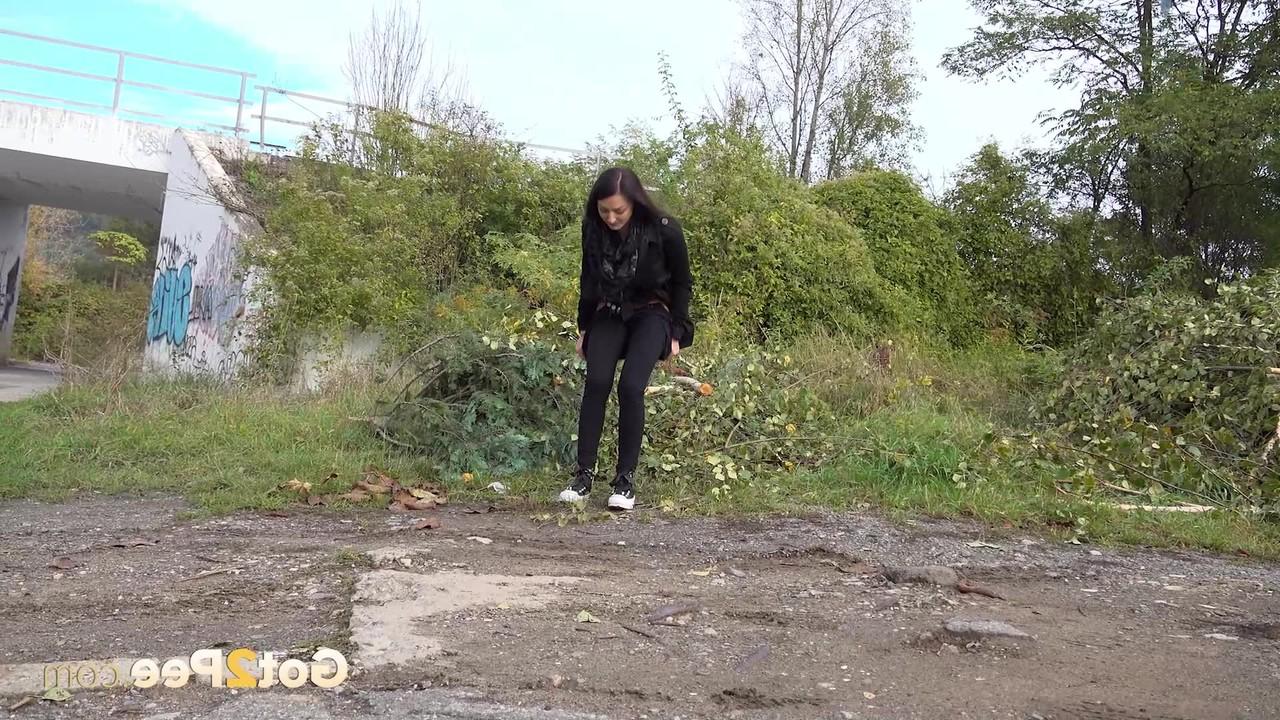 15P La fille blanche Katy Rose enlève ses leggings noirs pour faire pipi derrière des buissons.
