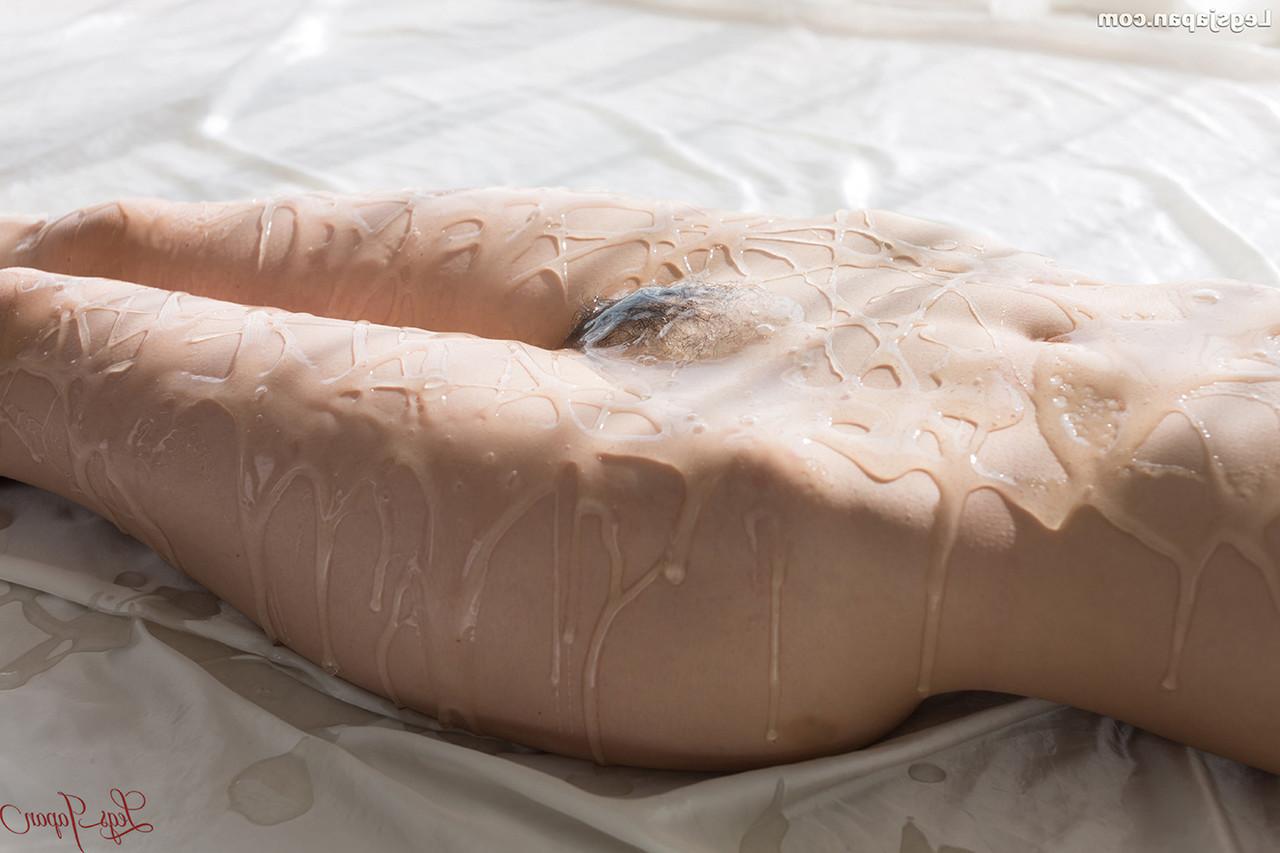 16P Chica japonesa totalmente desnuda se mete los dedos en el manguito mientras la cubren con glaseado