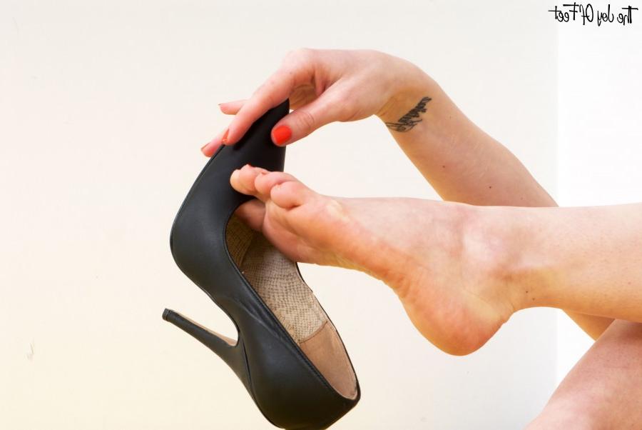 16P 淡いブロンドのクロエ・Kがハイヒールのモデルを務め、裸のセクシーな足をクローズアップで披露