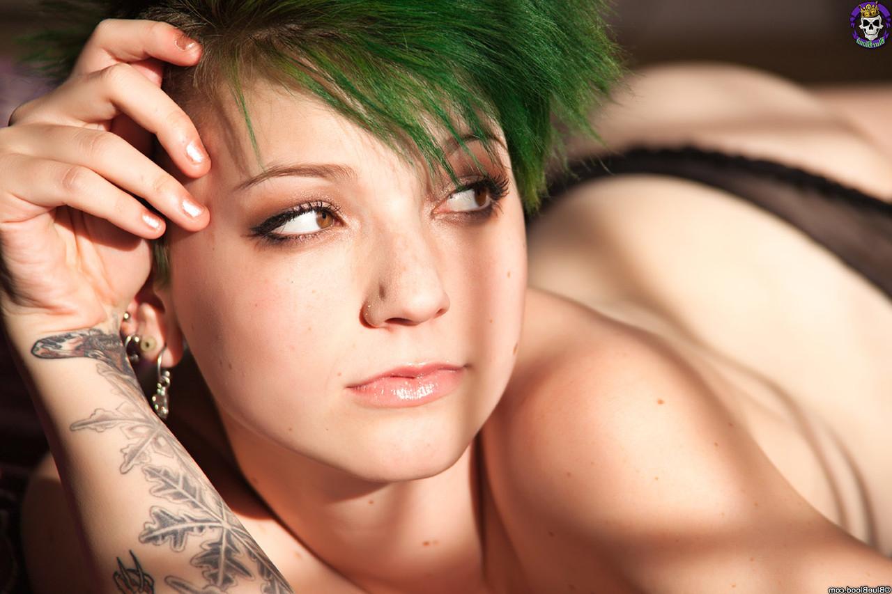 15P Das Solo-Girl Meekus trägt ihr grünes Haar kurz, während sie sinnliche Dessous modelliert