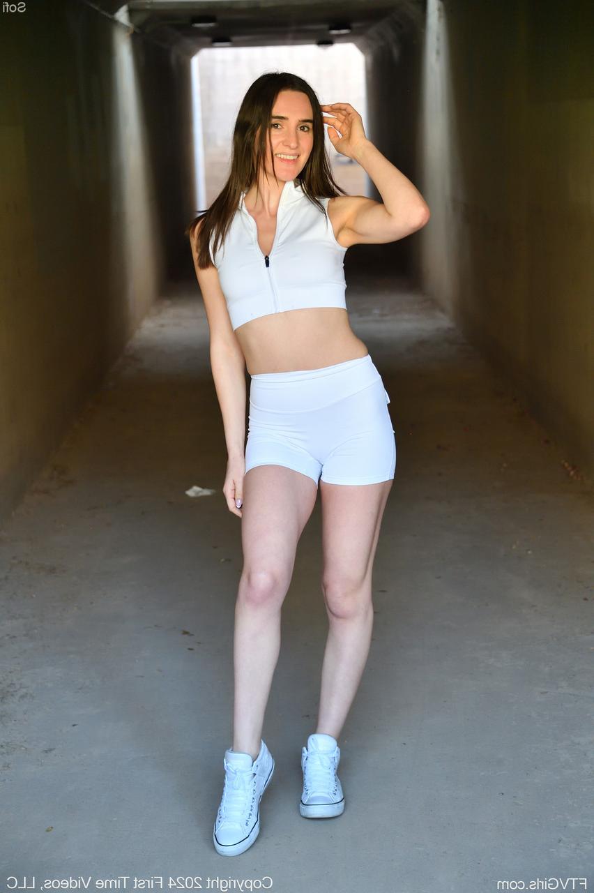 20P Linda morena Sofi mostra seus peitos pequenos e sua bunda grande