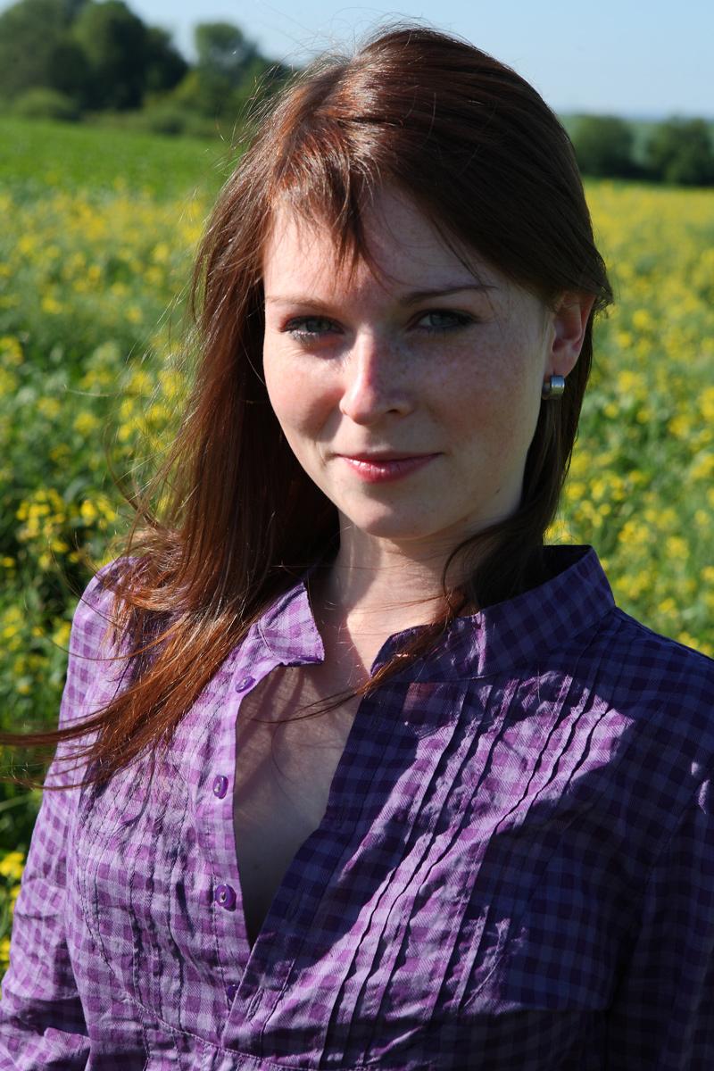 10P Die junge Rothaarige Alka zieht sich auf einem Feld voller blühender Pflanzen völlig aus