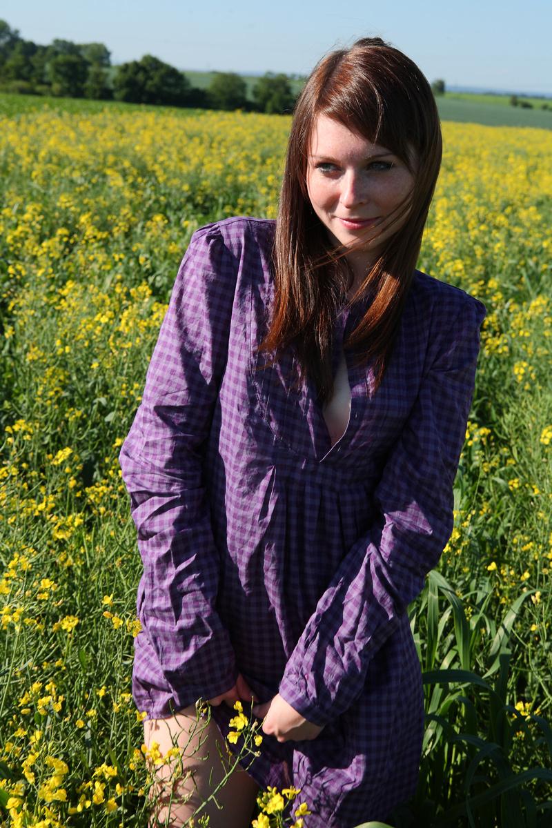 10P Die junge Rothaarige Alka zieht sich auf einem Feld voller blühender Pflanzen völlig aus