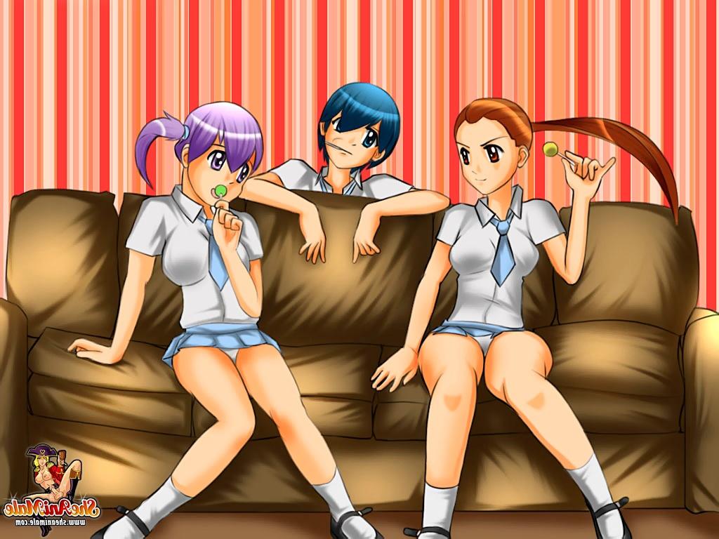12P Três travestis hentai fodem os buracos uma da outra no sofá e gozam juntas