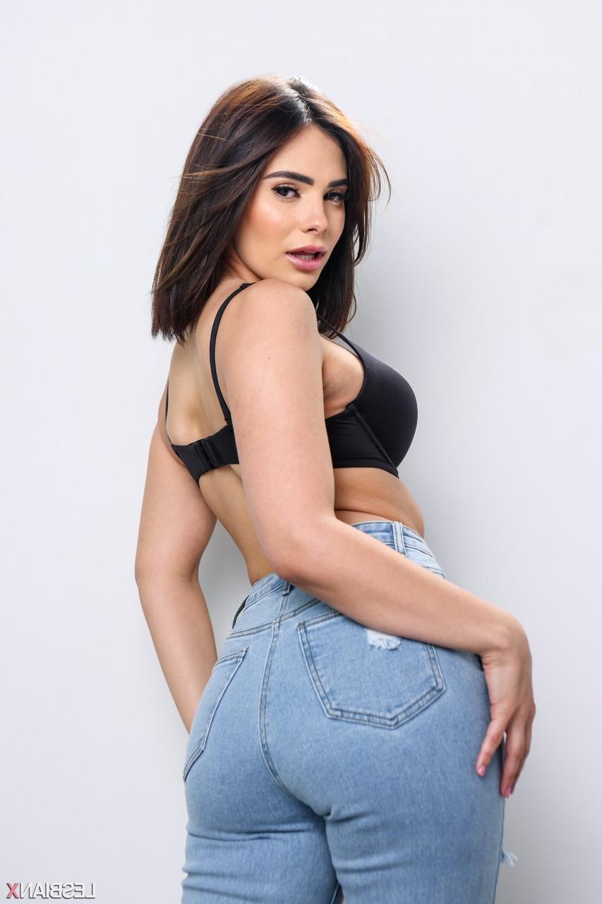 20P Lindas garotas lésbicas Violet Starr e Dharma Jones lambem buceta e tesoura