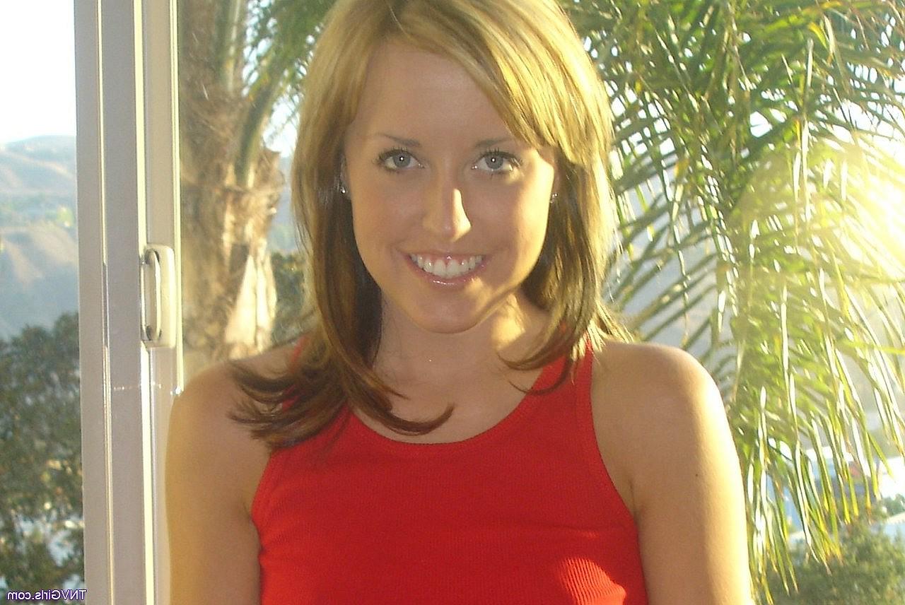 20P La belle jeune amateur Emma montre ses jolis petits seins et pose nue.