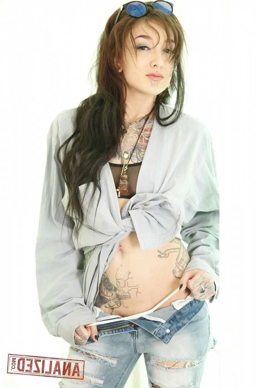 17P American emo chick with small tits Kelsi Lynn posing with a toy up her ass