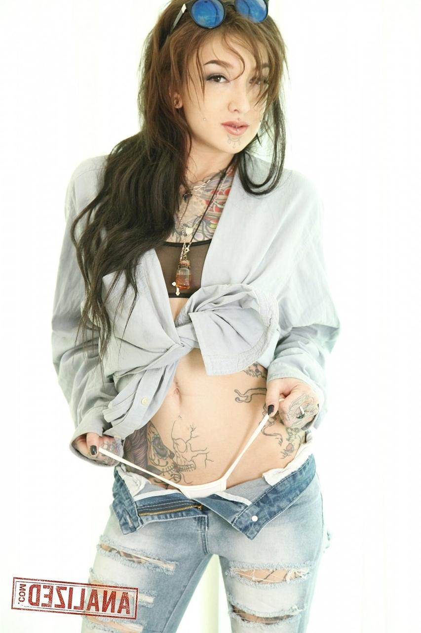 17P American emo chick with small tits Kelsi Lynn posing with a toy up her ass